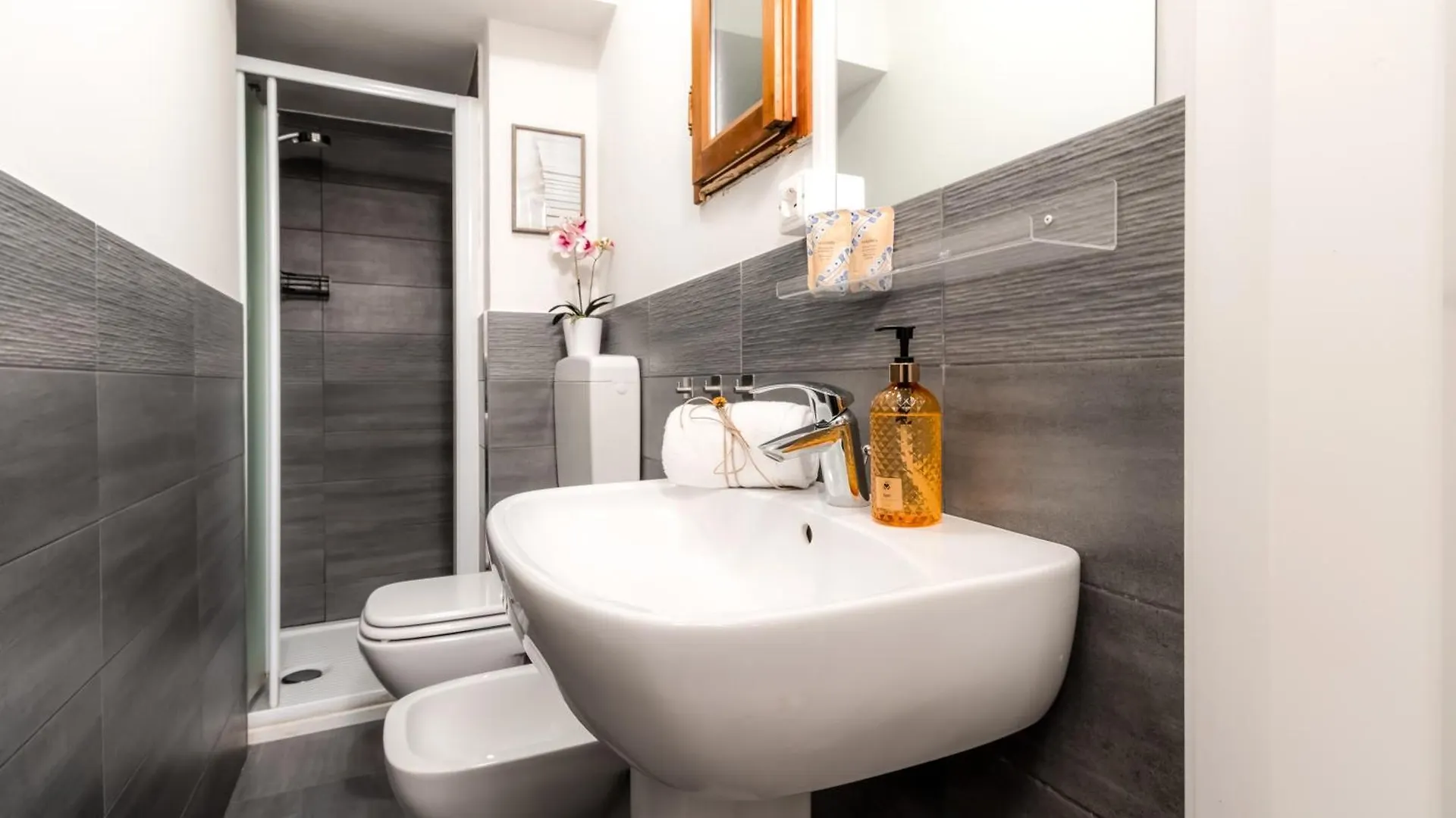Charming Frescoed Loft Apartamento Bolonha